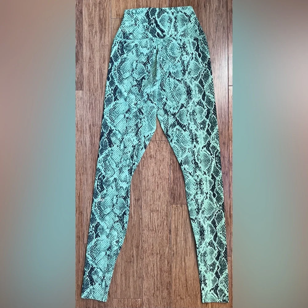 Alo Yoga Snakeskin Vapor Legging Green size XS. 1569